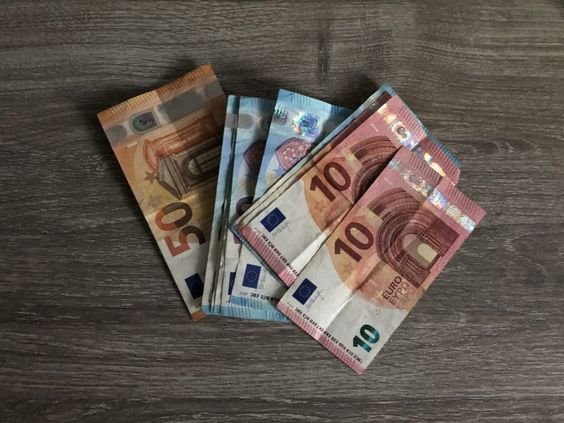 Cómo conseguir billetes de euro falsos